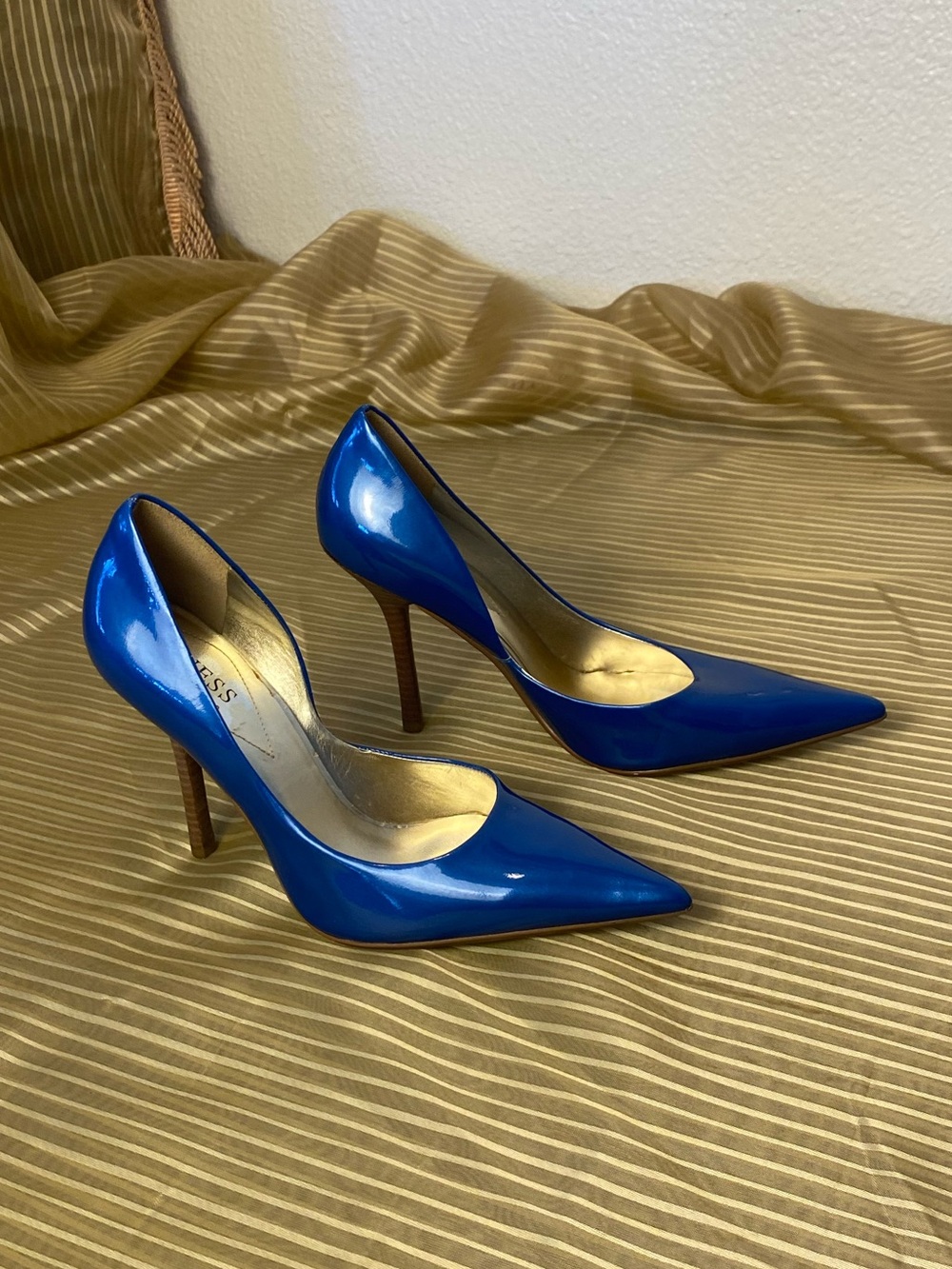 GUESS Blue Patent Pointed-Toe Stiletto Pumps, size 7.5 Laque leather